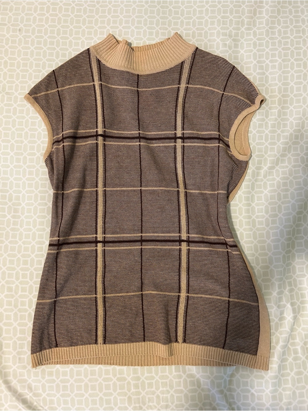 5/$10‼️ Sleeveless Knit Top in Beige and Brown Plaid